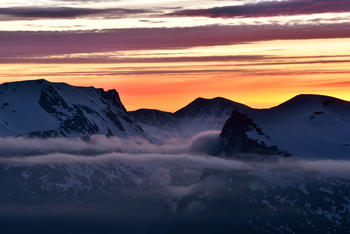 Norske vinterfjell i solnedgang