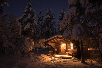 Hytte i skogen opplyst av strøm fra Eidefoss Strøm.