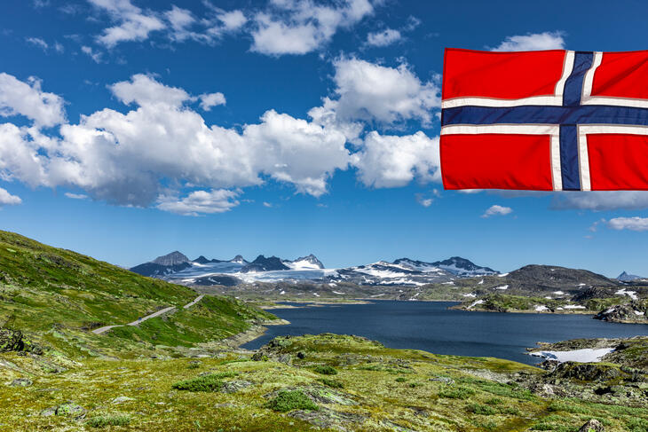 Det norske flagget med Jotunheimen i bakgrunnen.