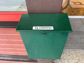 Grønn postkasse med Eidefoss logo.
