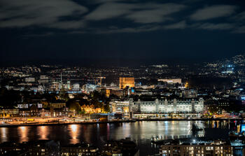 Utsikten av Oslo by om kvelden.