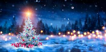 Juletre og gaveesker på snøen i mørket, med skinnende stjerne og skoglandskap